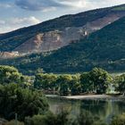 Mittelrheintal - Über dem Rhein, hinter der Burg, die klaffende Wunde im bewaldeten Berg