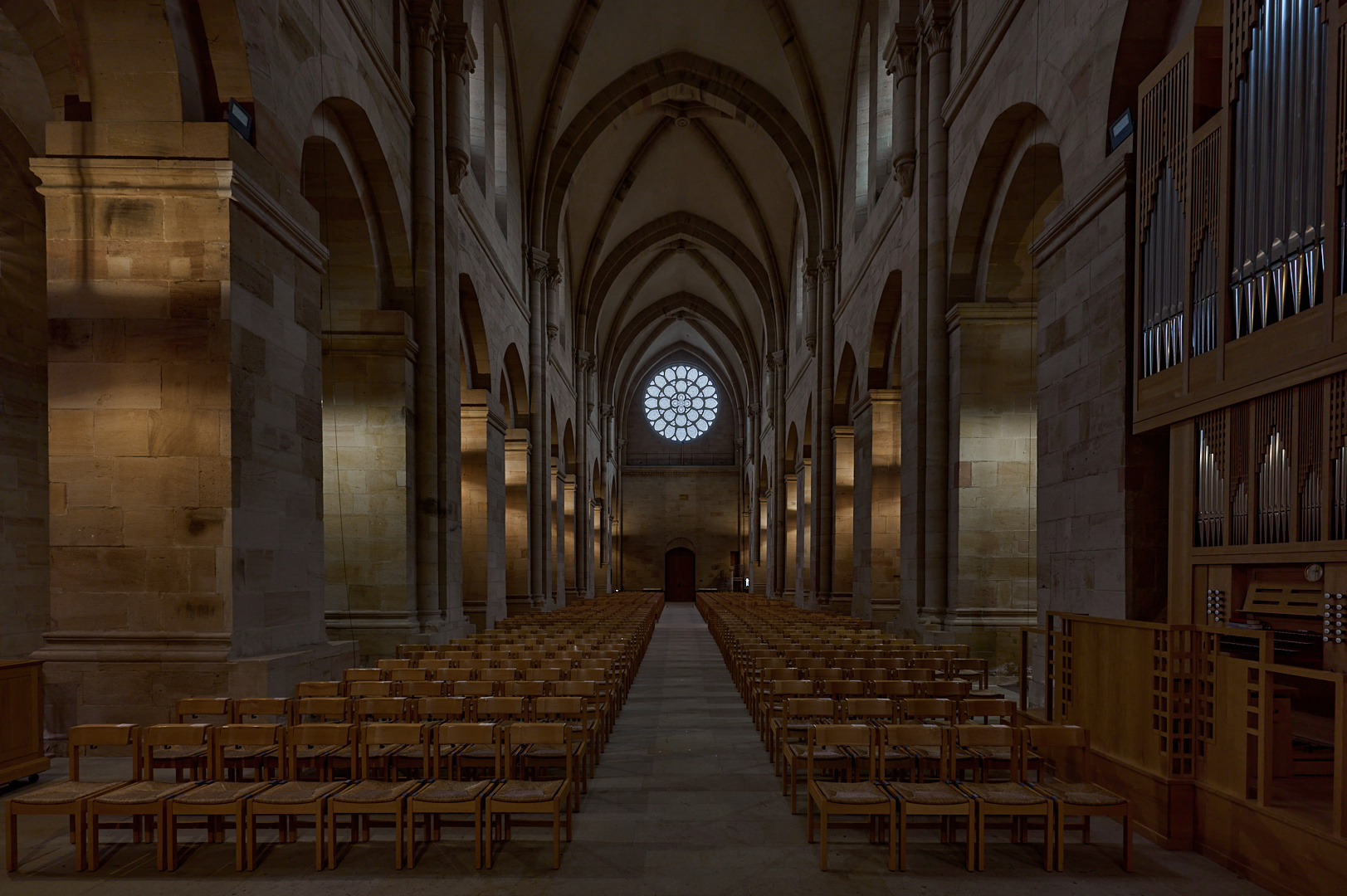 Mittelschiff der Abteikirche Otterberg, der Durchblick geht nach Westen