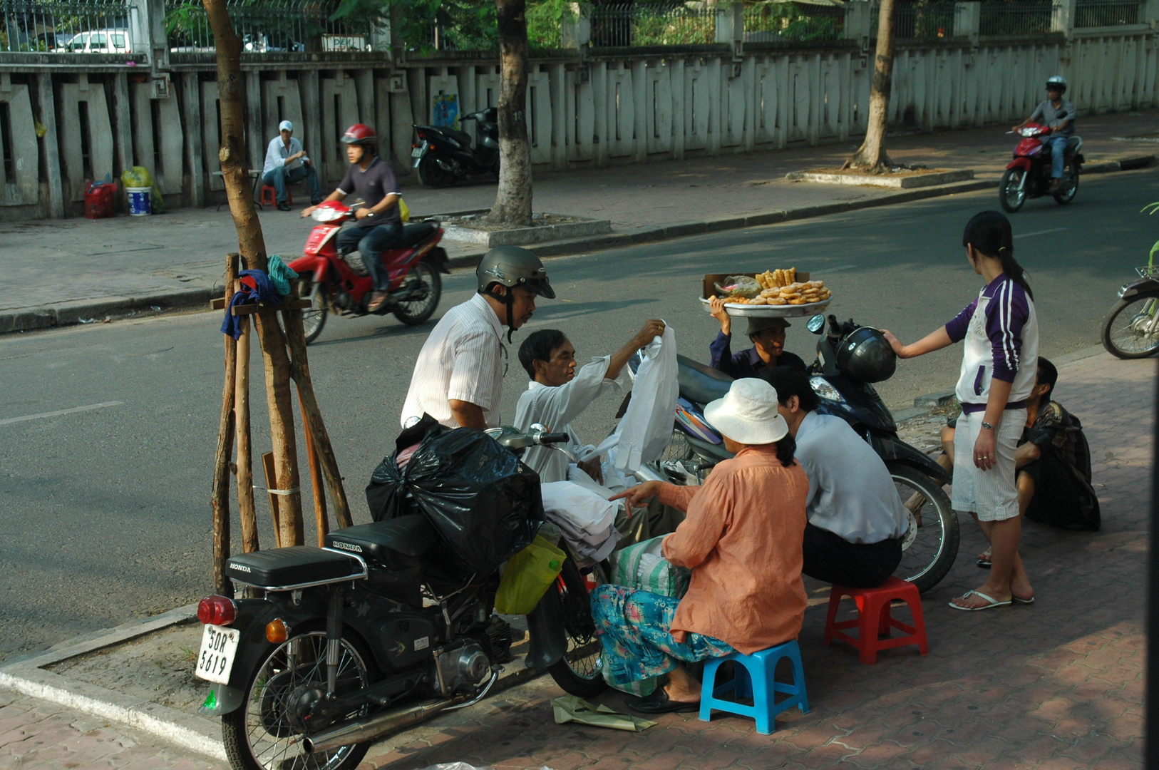 Mitten auf dem Gehweg in Saigon