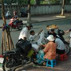 Mitten auf dem Gehweg in Saigon