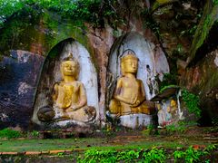 mitten im dschungel eine uralte erleuchtung, die felsenbuddhas, laos 2010