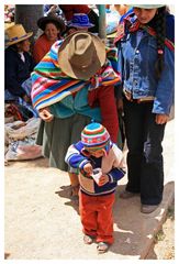 Mitten im Getümmel auf dem Marktplatz von Chinchero/ Peru