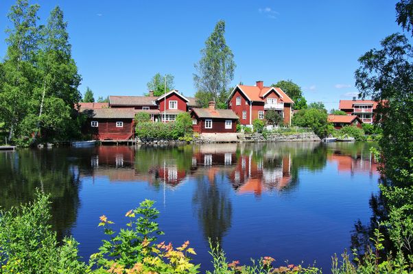 mitten im Ort am Fluss