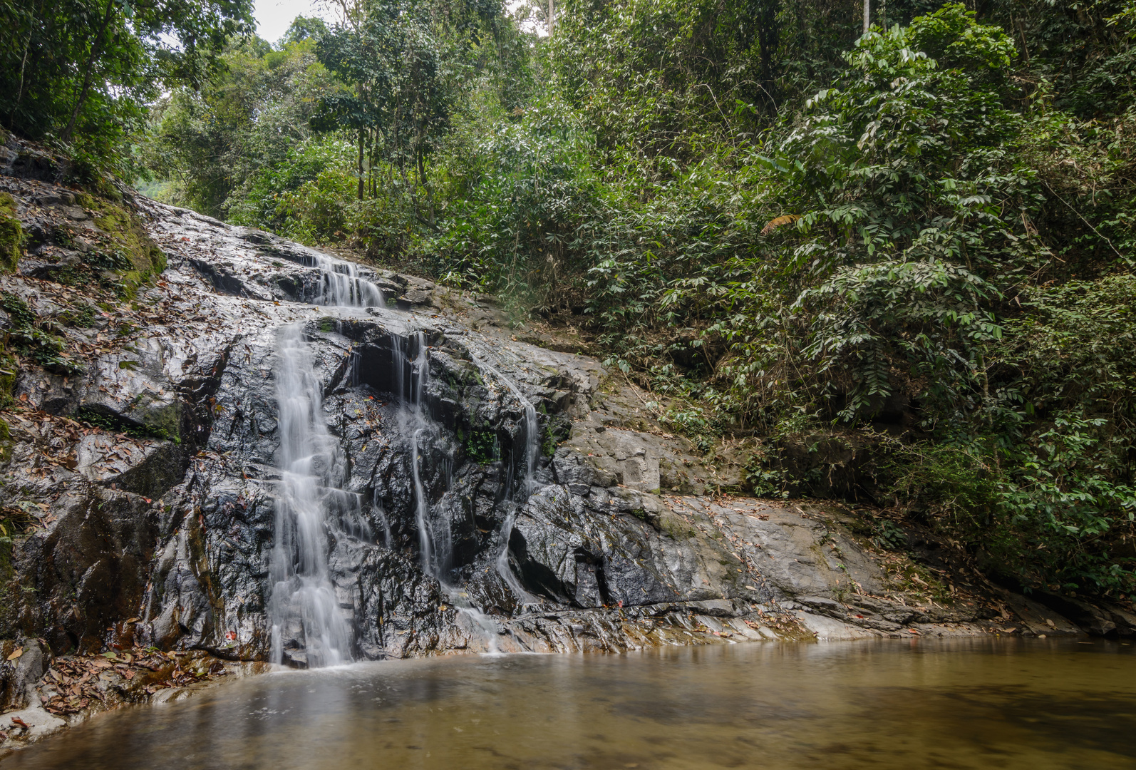 Mitten im Regenwald ist dieser Wasserfall