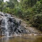 Mitten im Regenwald ist dieser Wasserfall