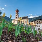 Mitten in den Alpen in einem kleinen Dorf eine kleine Kirche 