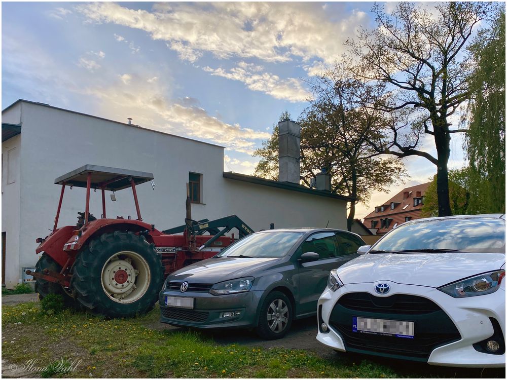 Mitten in der Stadt ein kleiner Traktor!