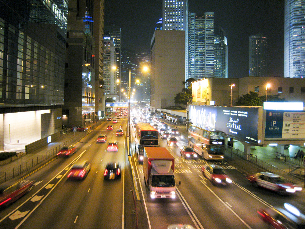 Mitten in Hong Kong bei Nacht