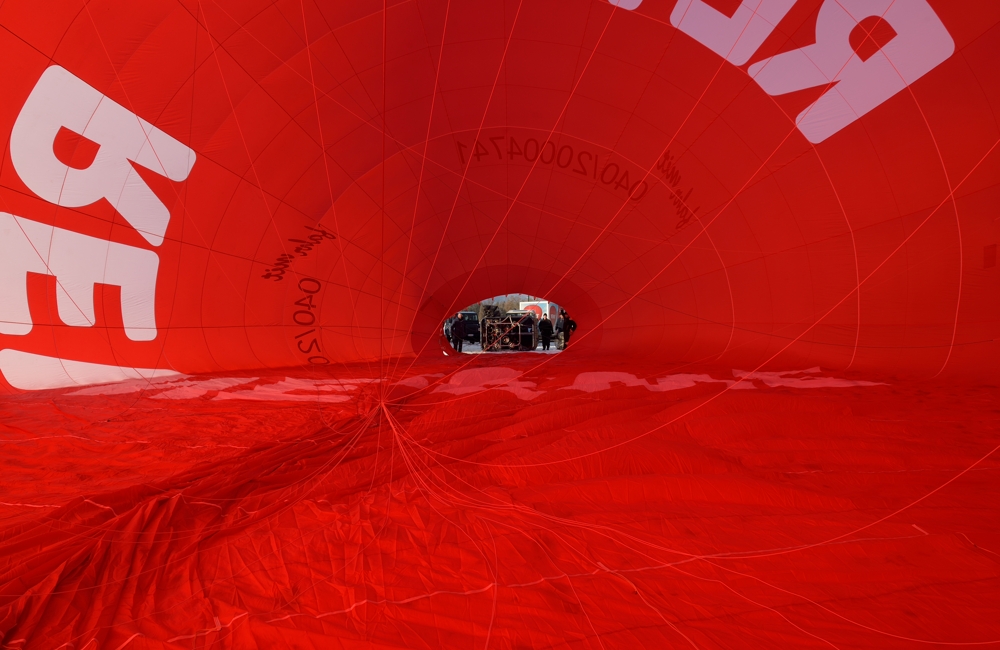 MITTENDRIN. War spannend mal in einem Ballon zu stehen, da wird das Loch immer kleiner...