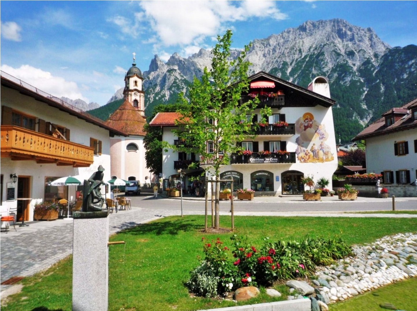 Mittenwald: Neu gestalteter Ortskern mit Pfarrkirche St. Peter und Paul und Karwendelgebirge