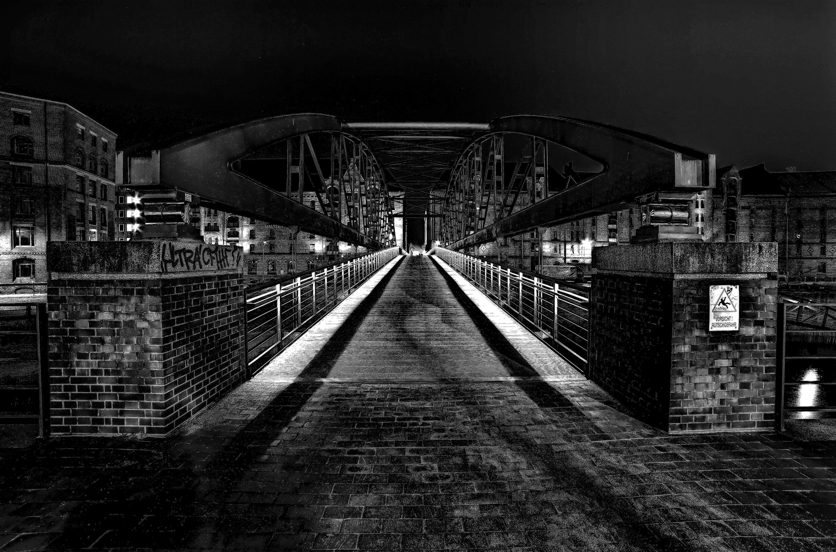 Mitternacht am Kibbelsteg in der Speicherstadt Hamburg .....