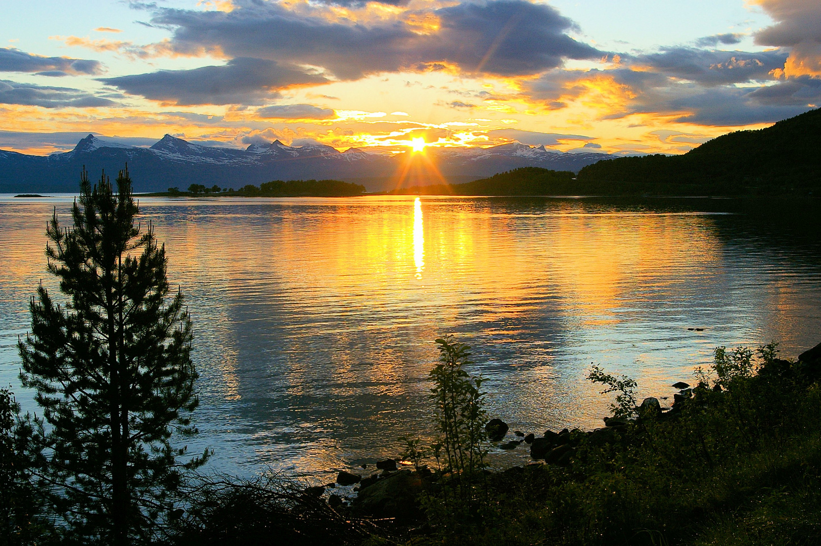 Mitternacht am Ofotfjord bei Narvik