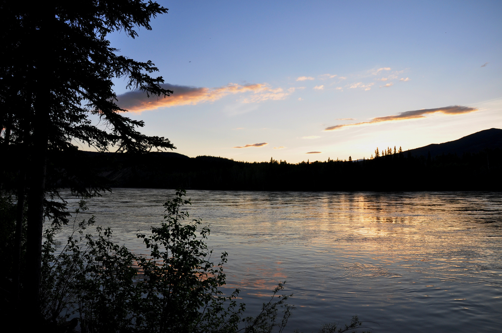 Mitternacht am Ufer des Teslin Rivers