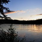 Mitternacht am Ufer des Teslin Rivers