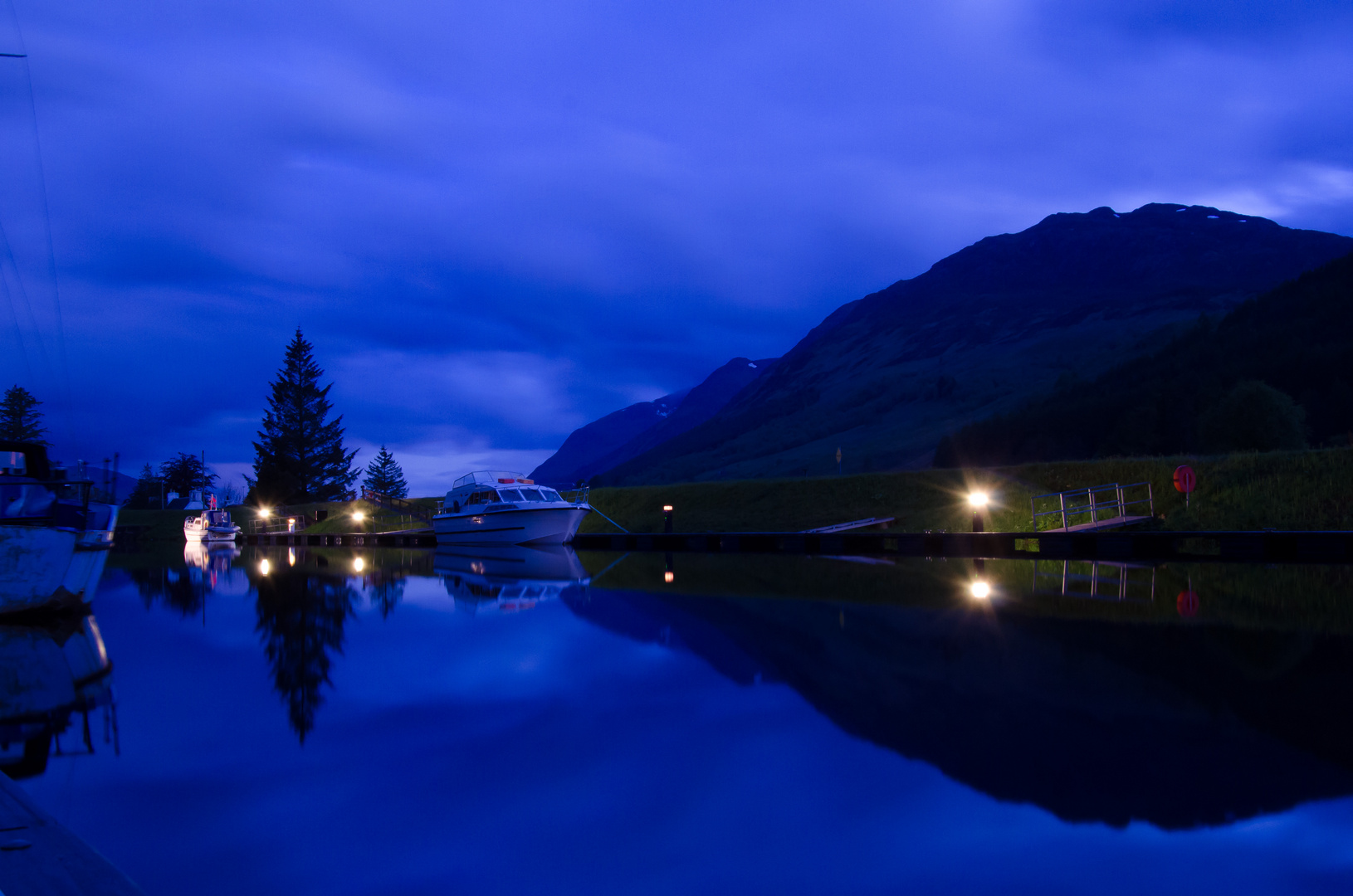 Mitternacht im Juni am Caledonian Canal