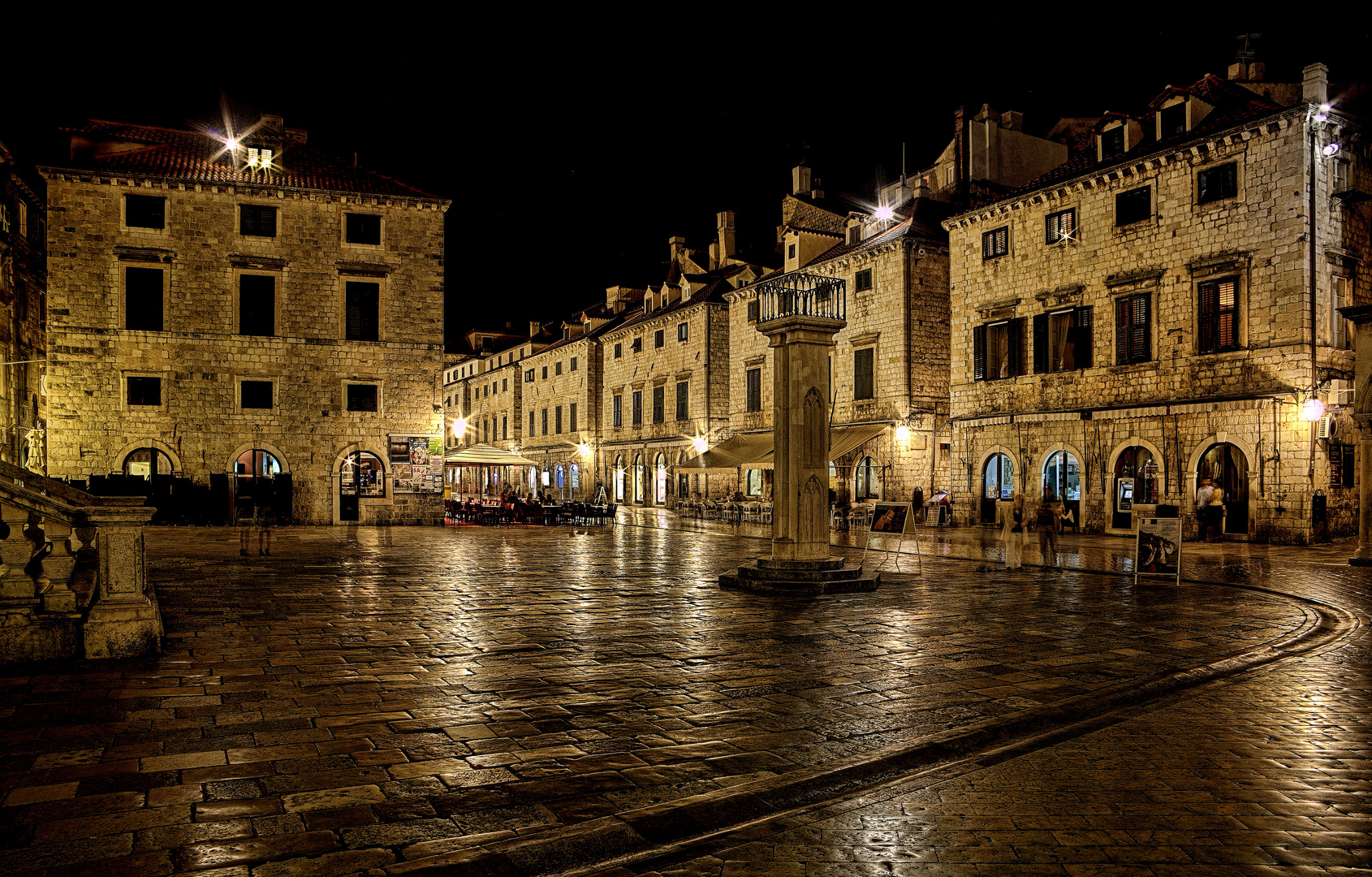 Mitternacht in der Altstadt von Dubrovnik - der Marktplatz ....