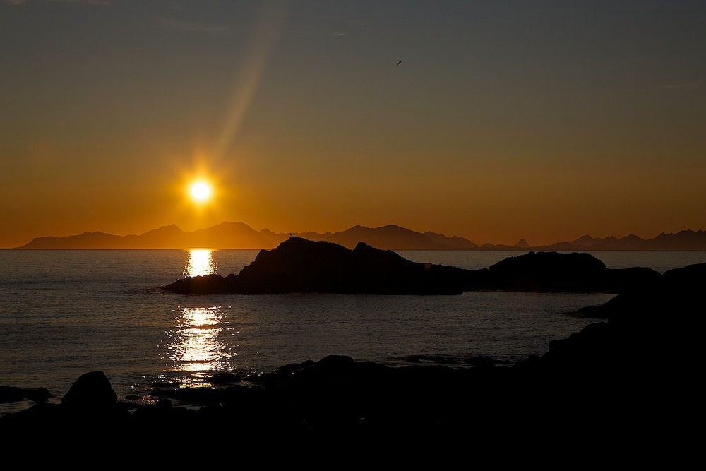 Mitternachtssonne auf den Lofoten (Laukvika, Straumnes)