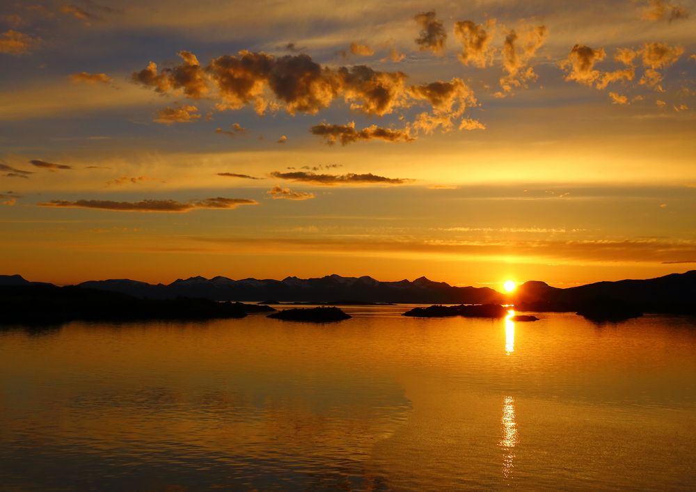 Mitternachtssonne auf der Hurtigrute in Norwegen