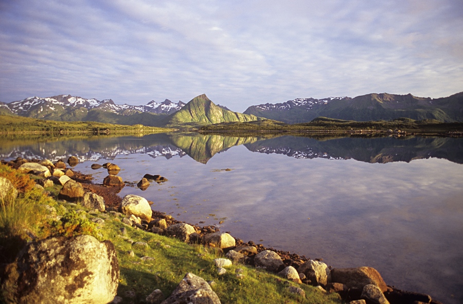 Mitternachtssonne bei Laukvik (Lofoten)