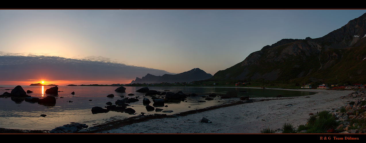 Mitternachtssonne in Ramberg auf den Lofoten.