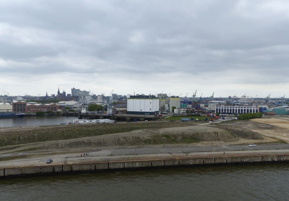 Mittig  Gebäude am Kuhwerder Hafen.