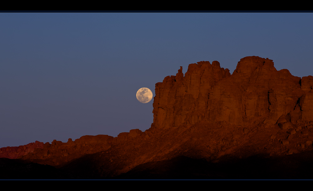 Mittiger Vollmond in der Südalgerischen Sahara