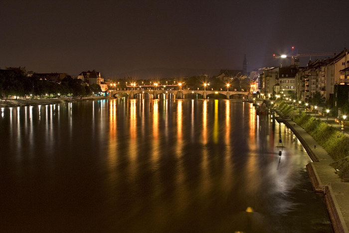 Mittlere Brücke in Basel bei Nacht