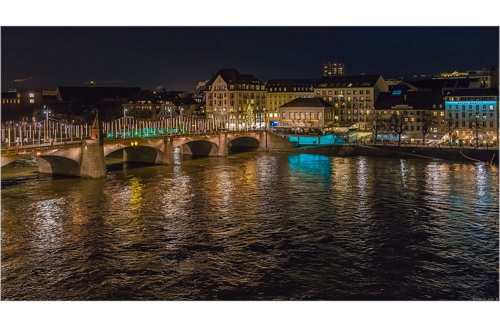 Mittlere Rheinbrücke im Advent 