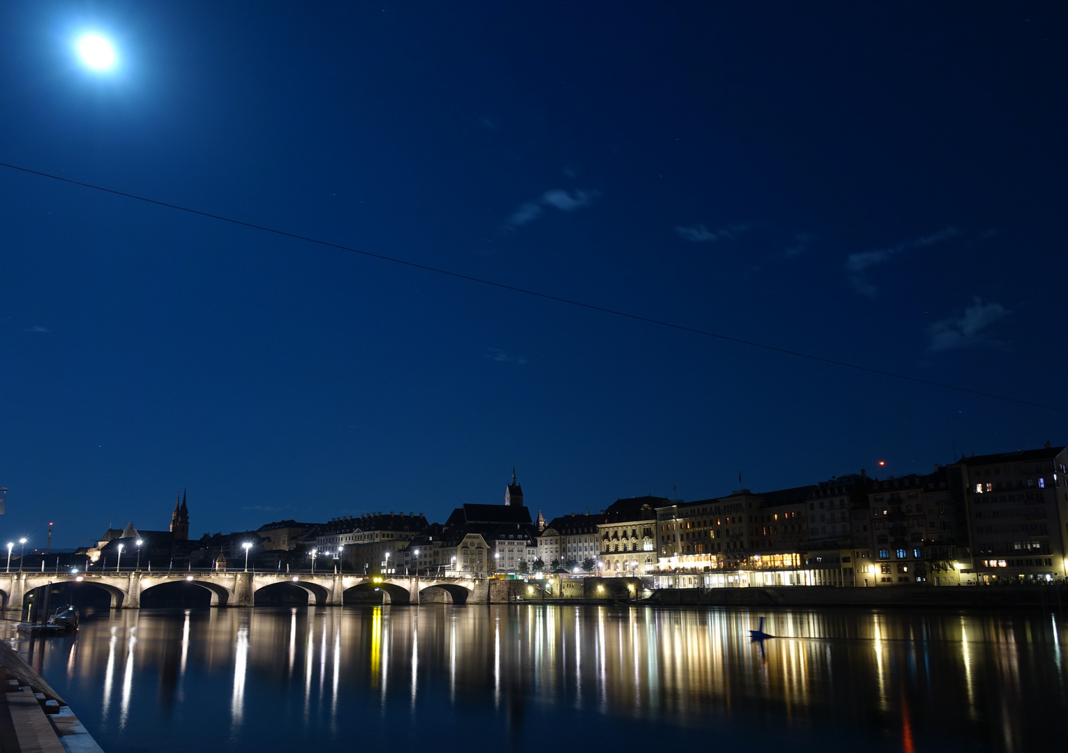 Mittlere Rheinbrücke in Basel bei Nacht