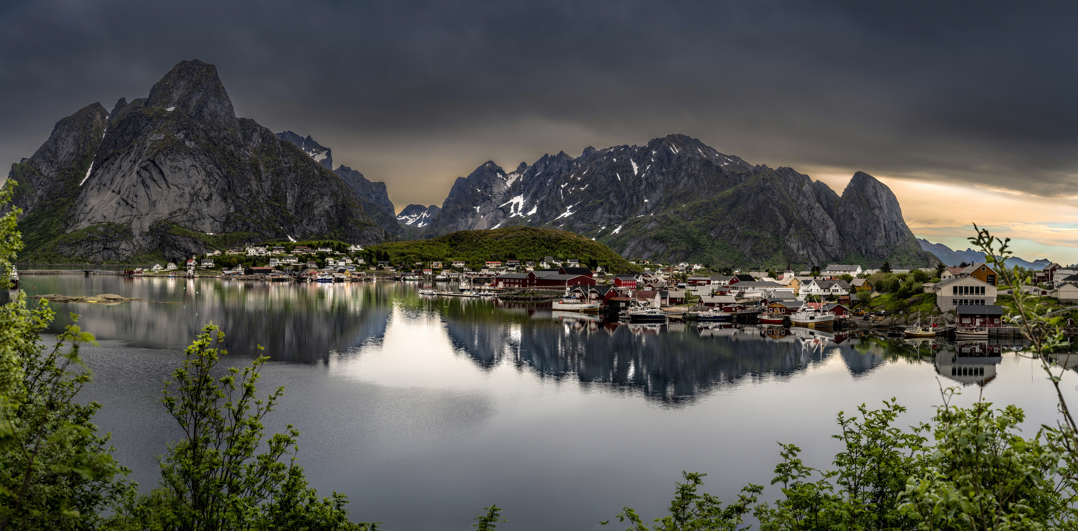 Mittsommernächtlicher Blick auf Reine