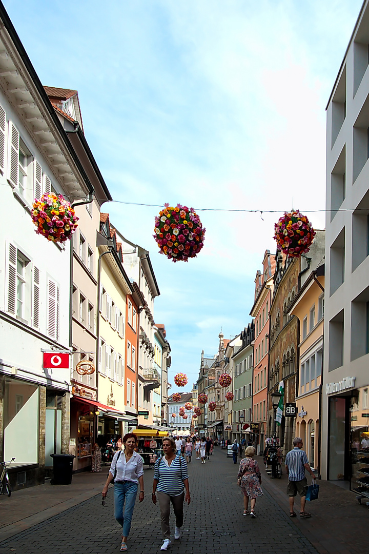 Mittwochsblümchen - Blumenbälle in der Konstanzer Innenstadt