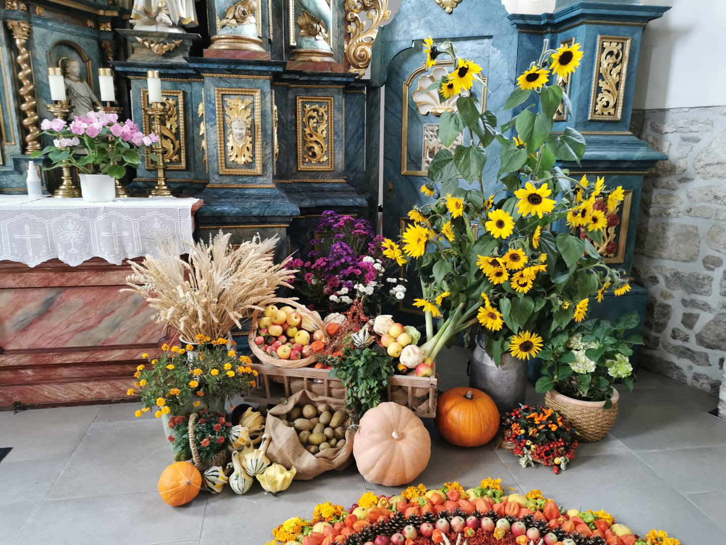 Mittwochsblümchen - Geschmückter Altarraum zum Erntedank in Helmsdorf 