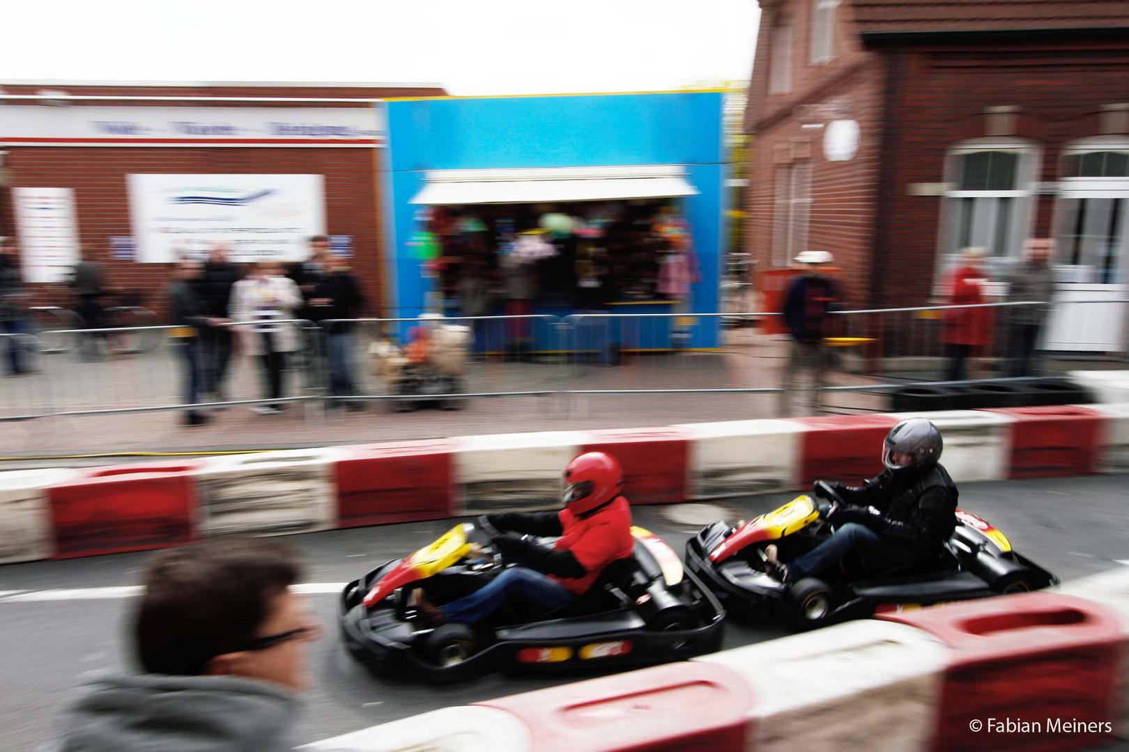 Mitziehen eines Karts beim Emsland Grand Prix (letzter Streckenabschnitt vor Zielgerade)