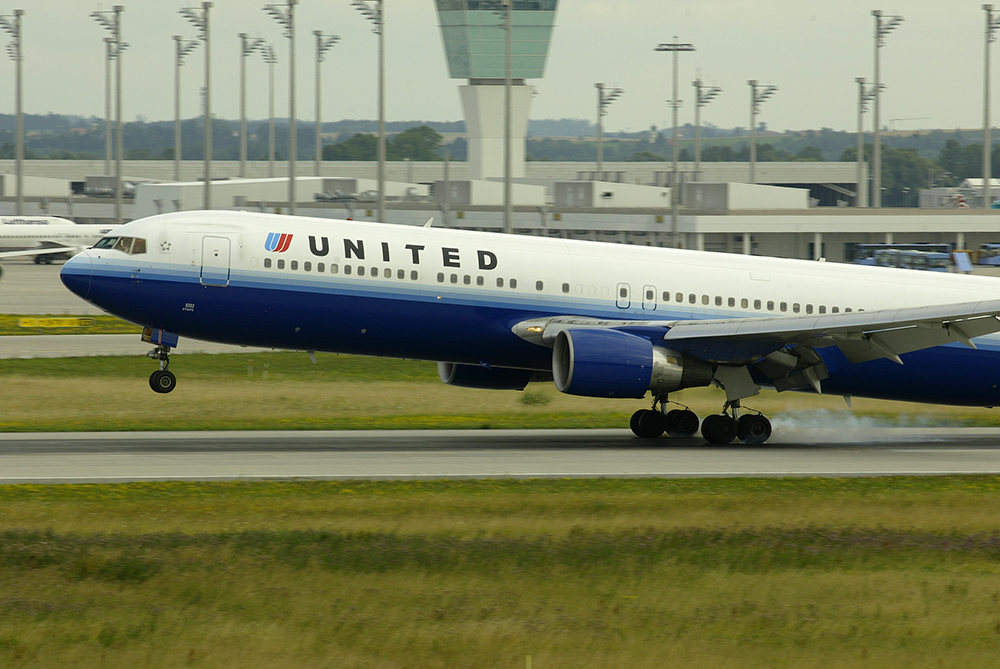 Mitzieher UNITED am Flughafen München