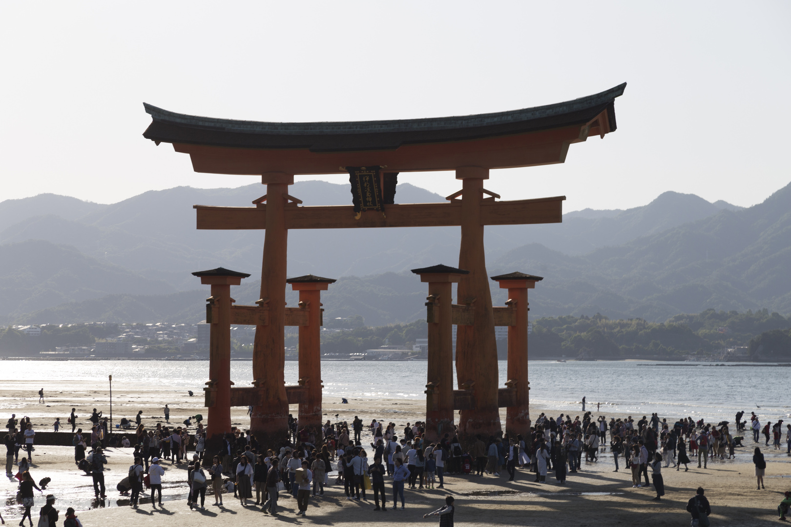 Miya­ji­ma: das rote Torii im Meer