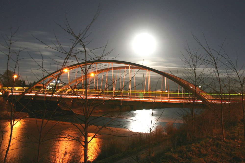 MLK-Brücke bei Vollmond