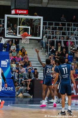 MLP Academics Heidelberg - Weathers vorm Korb