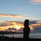 Moai und Wellenreiter in der Abendstimmung