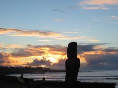 Moai und Wellenreiter in der Abendstimmung