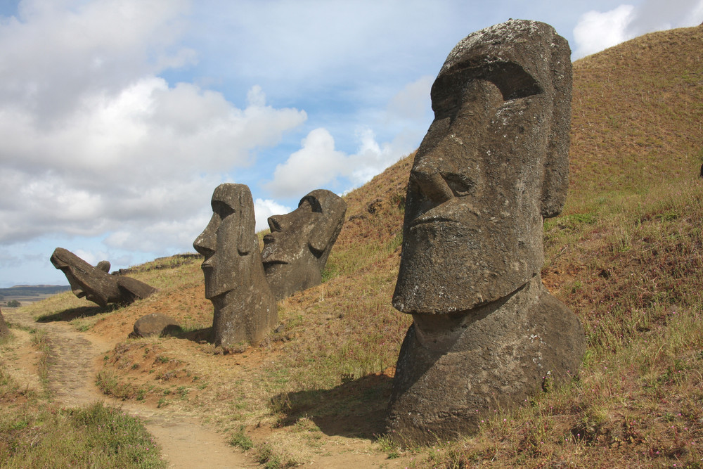 Moais am Vulkan Rano Raraku