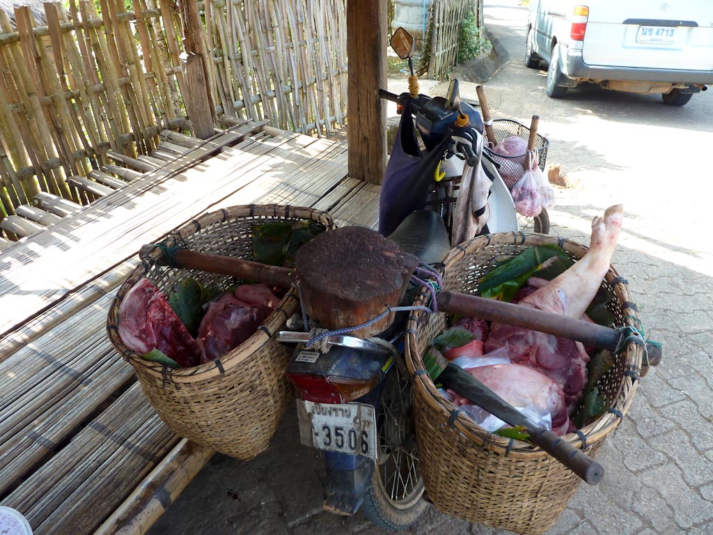 Mobile butcher in the Akha village (Chiang, Rai, Thailand) Foto & Bild