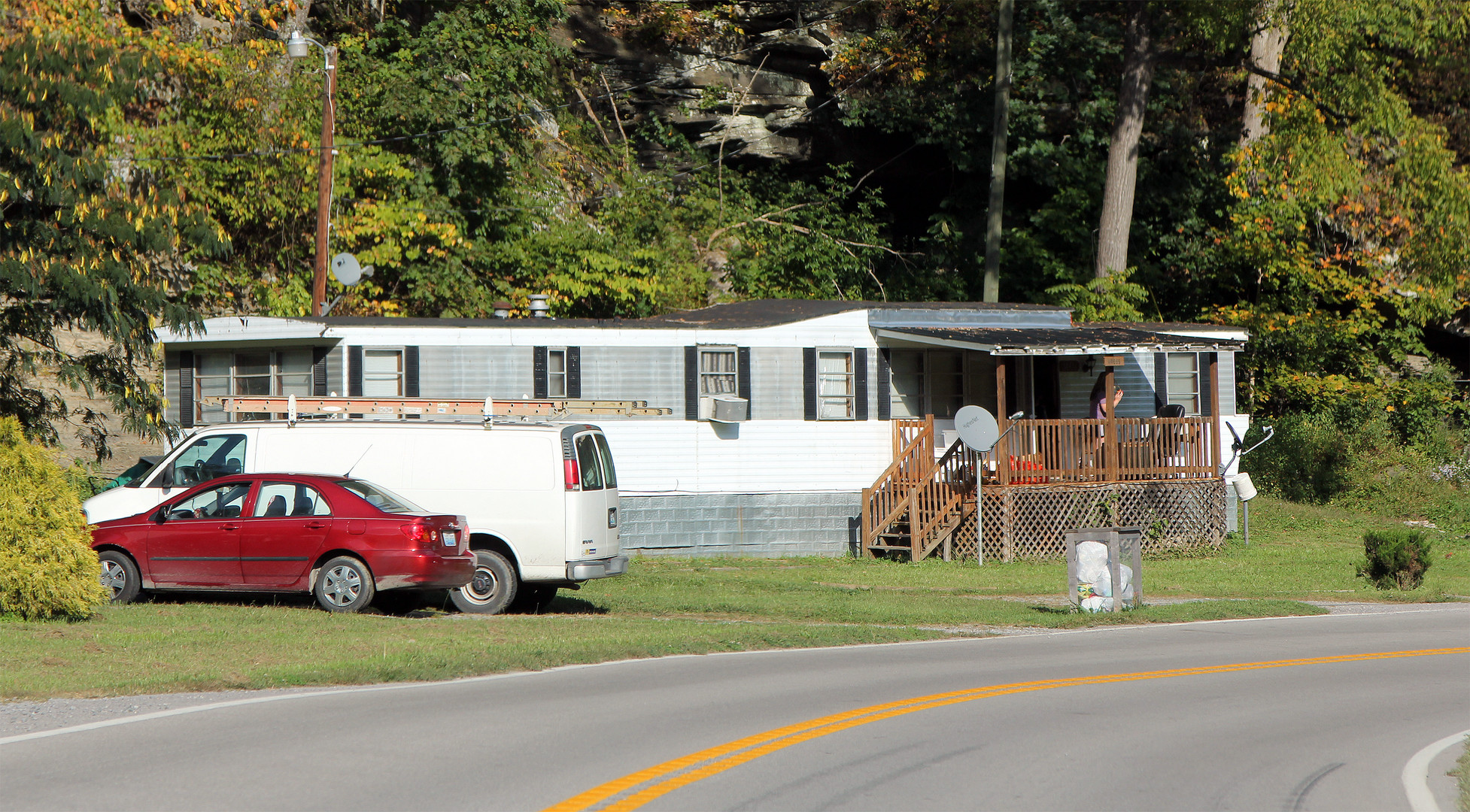 Mobile Homes liegen oft sehr nahe an der Strasse, West Virginia, USA 2013