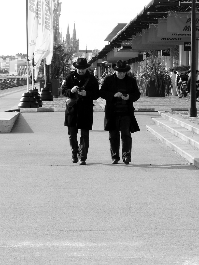 Mobiles, mobiles-hommes aux chapeaux