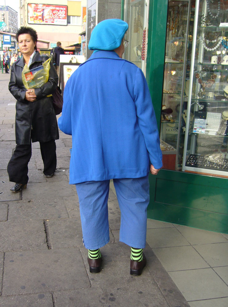 Mode - fesch - brilliantes Farbspiel in Stettin / Street scene in Szczecin