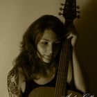 Model Annika mit Gitarre 2