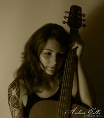 Model Annika mit Gitarre 2