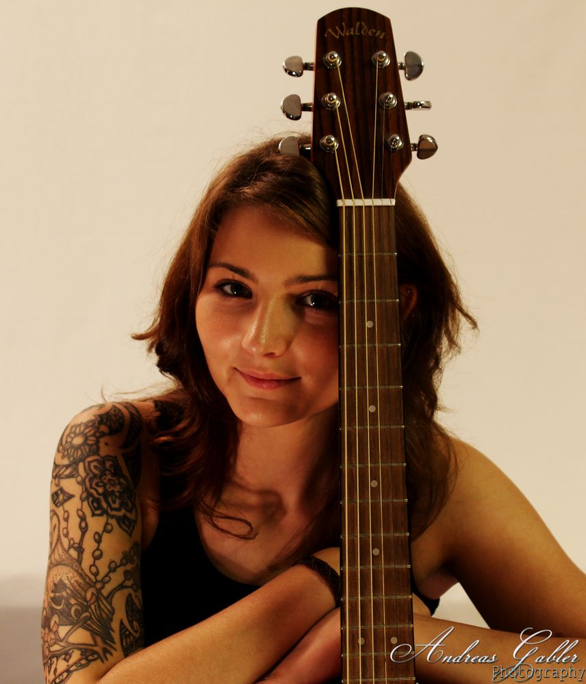 Model Annika mit Gitarre