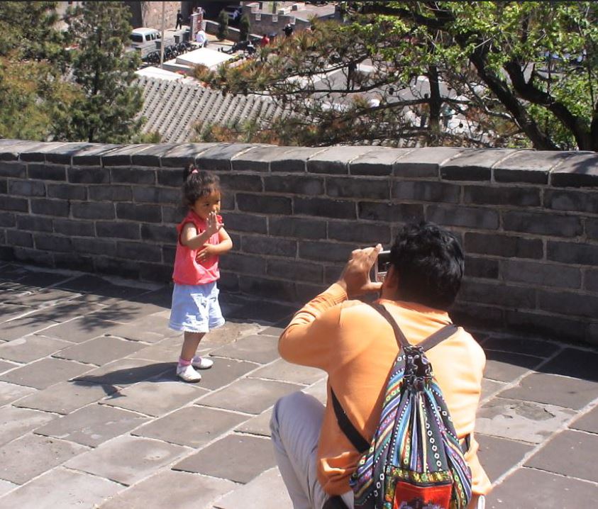 Model auf der Mauer