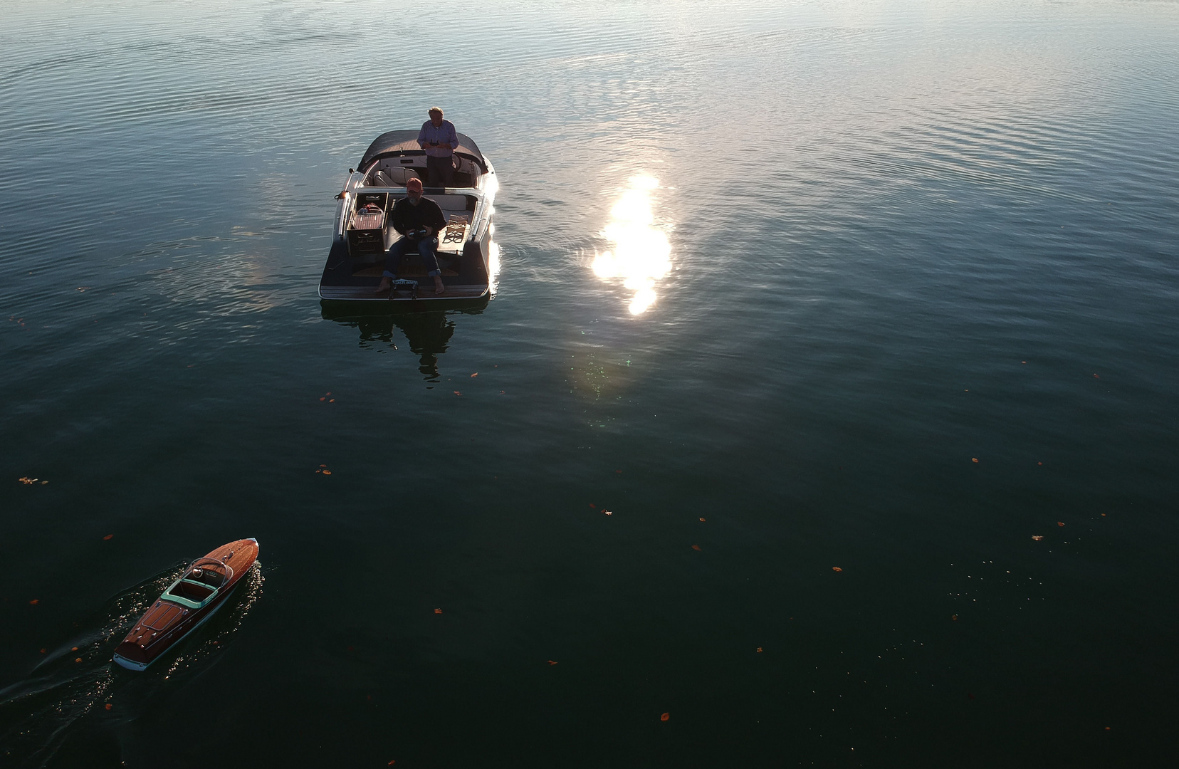 Model boat on a lake Modellboot auf dem See