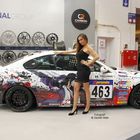 Model Jennifer und einem BWM auf der Essen Motor Show 2015.